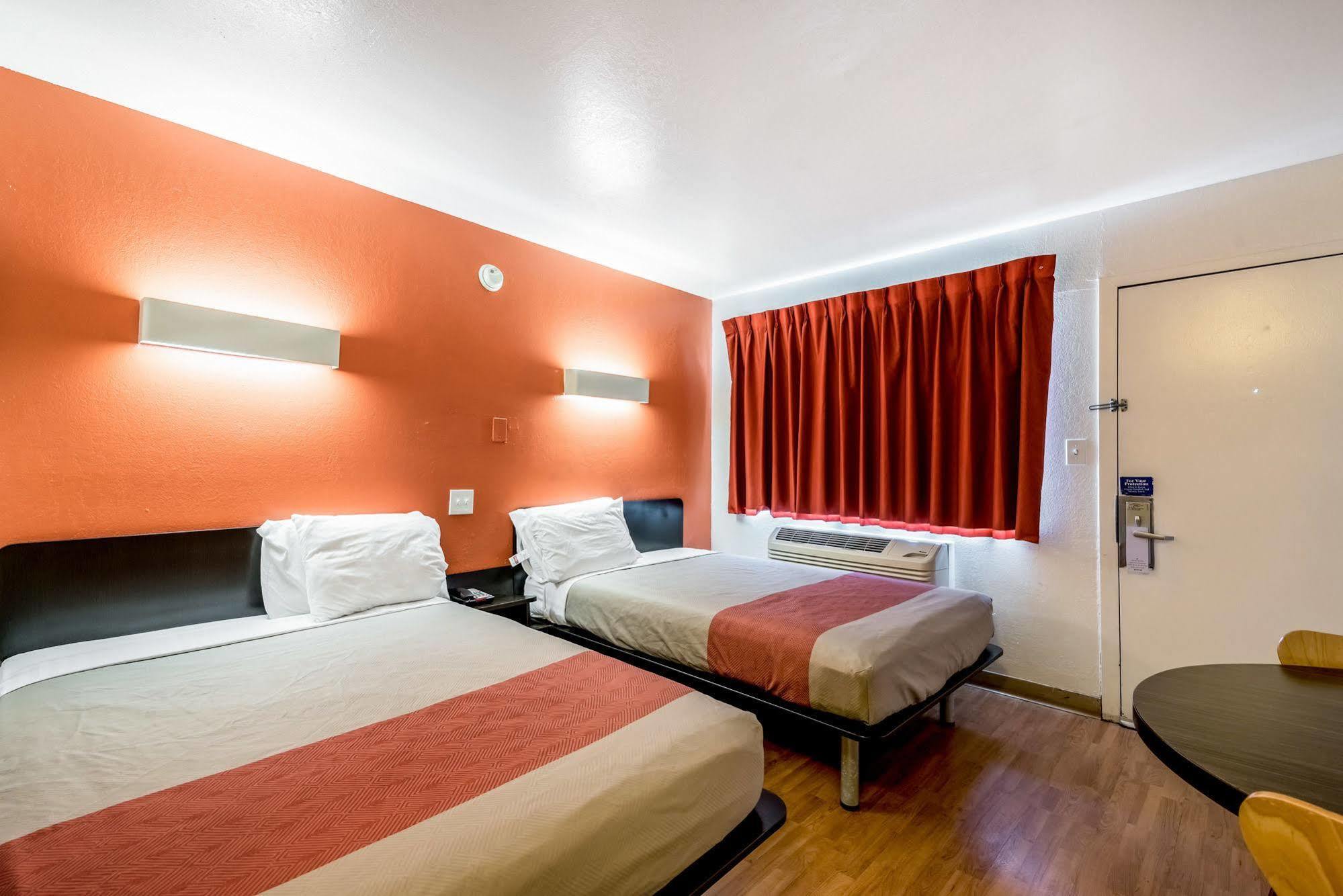 Rodeway Inn Монтгомъри Екстериор снимка