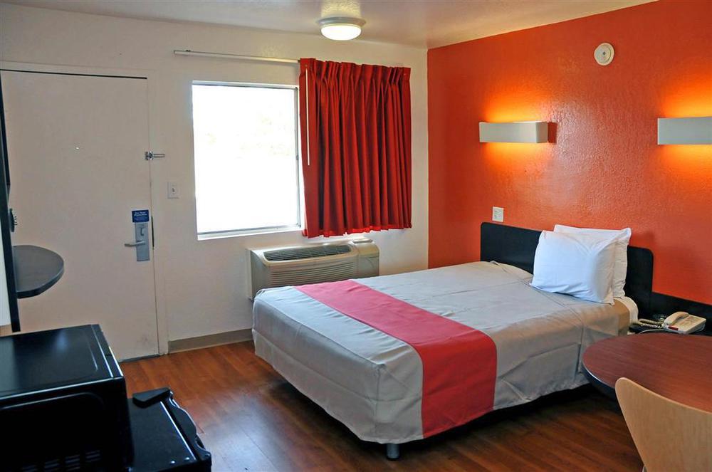 Rodeway Inn Монтгомъри Стая снимка