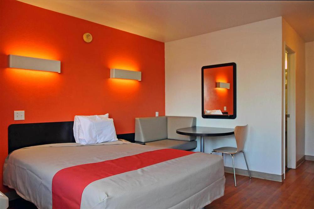 Rodeway Inn Монтгомъри Стая снимка