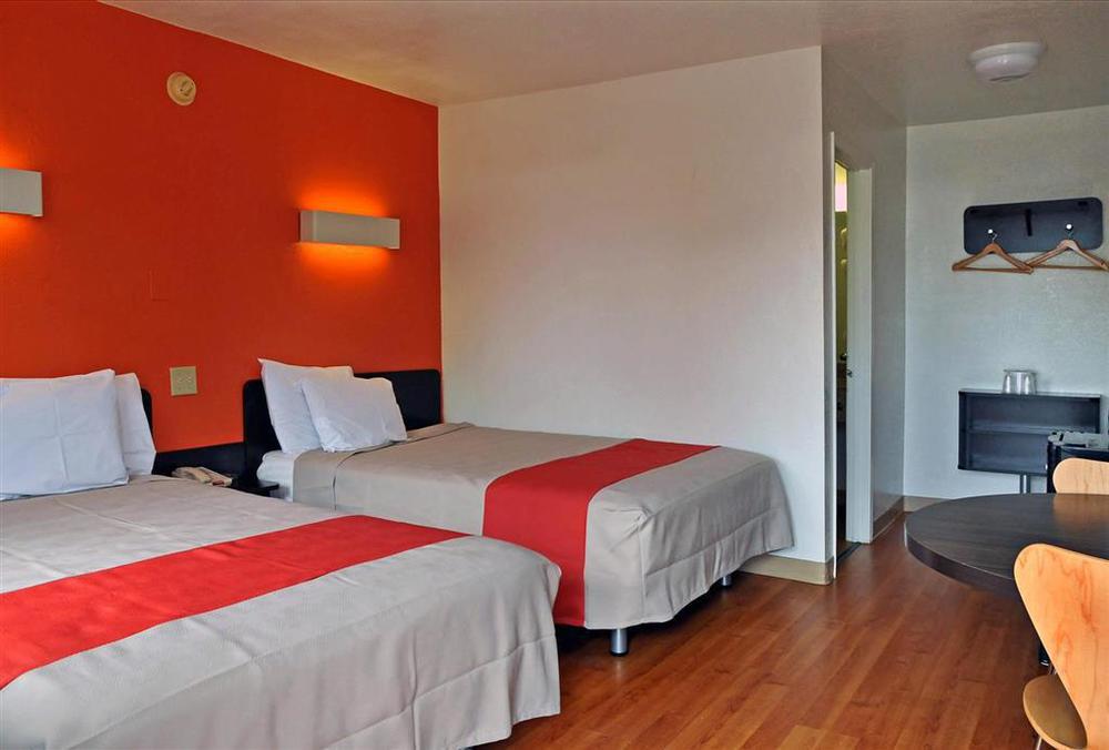 Rodeway Inn Монтгомъри Стая снимка